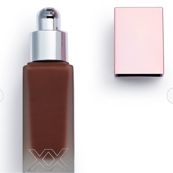 XX Revolution Glow Skin FauXXdation Foundation FX17.7 27ml - Picture 1 of 4